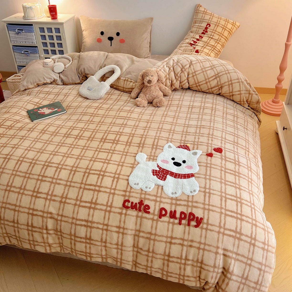 91家纺网 家纺一手货源 找家纺 盼季家纺 2025新款卡通毛巾绣牛奶绒保暖四件套 牛奶绒毛巾绣-围巾狗狗