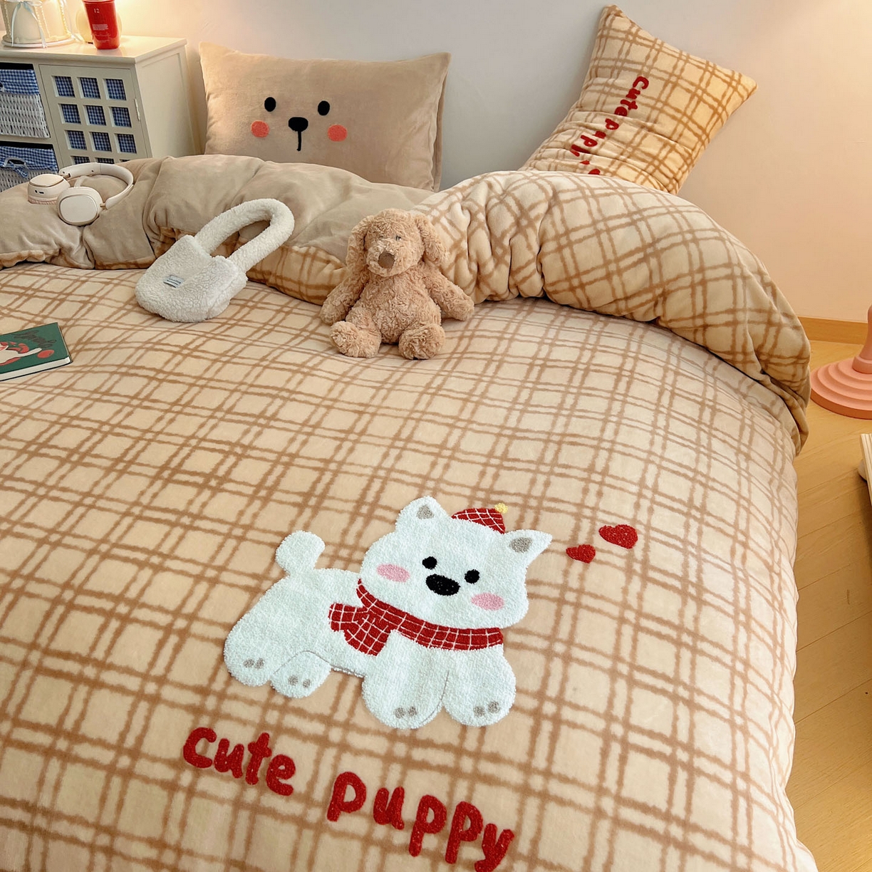 91家纺网 家纺一手货源 找家纺 盼季家纺 2025新款卡通毛巾绣牛奶绒保暖四件套 牛奶绒毛巾绣-围巾狗狗