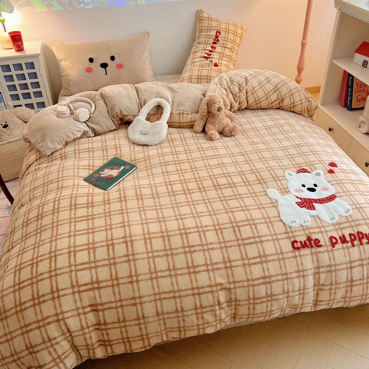 91家纺网 家纺一手货源 找家纺 盼季家纺 2025新款卡通毛巾绣牛奶绒保暖四件套 牛奶绒毛巾绣-围巾狗狗