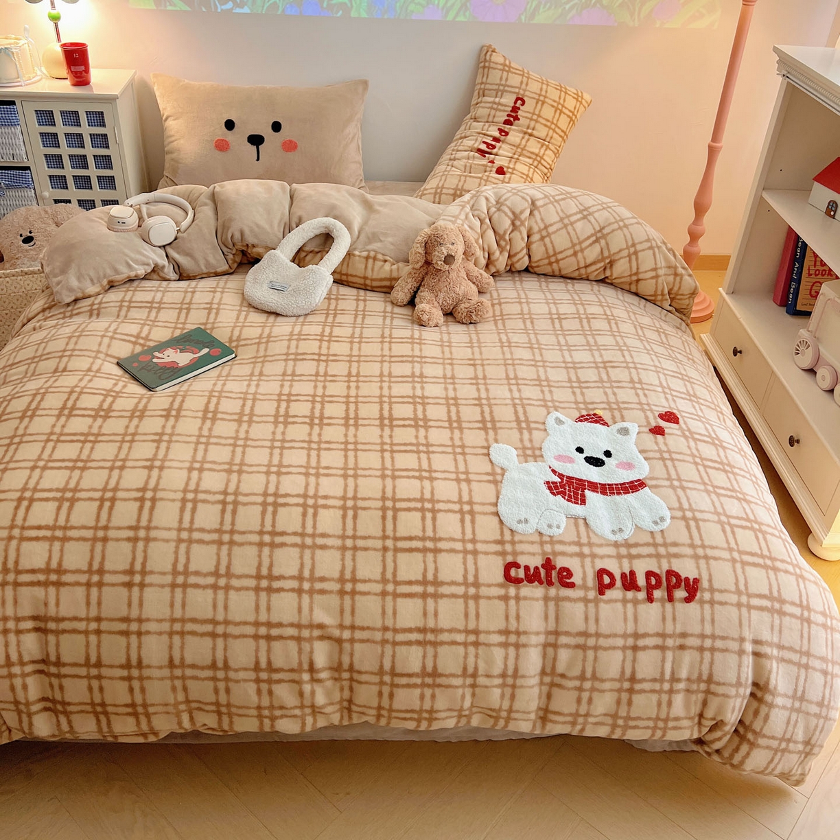 91家纺网 家纺一手货源 找家纺 盼季家纺 2025新款卡通毛巾绣牛奶绒保暖四件套 牛奶绒毛巾绣-围巾狗狗