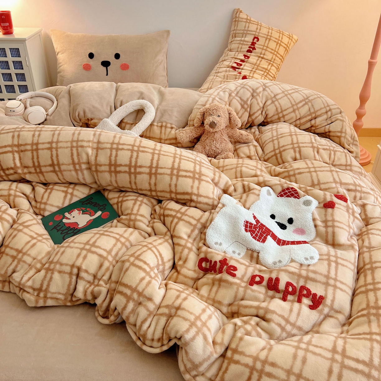 91家纺网 家纺一手货源 找家纺 盼季家纺 2025新款卡通毛巾绣牛奶绒保暖四件套 牛奶绒毛巾绣-围巾狗狗