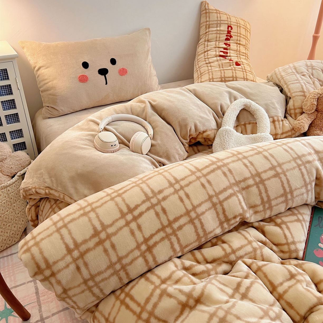 91家纺网 家纺一手货源 找家纺 盼季家纺 2025新款卡通毛巾绣牛奶绒保暖四件套 牛奶绒毛巾绣-围巾狗狗