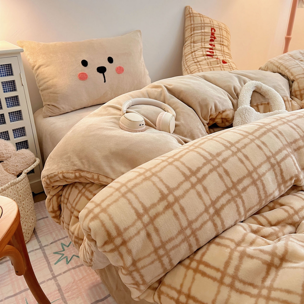 91家纺网 家纺一手货源 找家纺 盼季家纺 2025新款卡通毛巾绣牛奶绒保暖四件套 牛奶绒毛巾绣-围巾狗狗