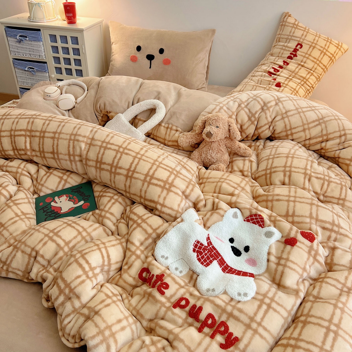 91家纺网 家纺一手货源 找家纺 盼季家纺 2025新款卡通毛巾绣牛奶绒保暖四件套 牛奶绒毛巾绣-围巾狗狗