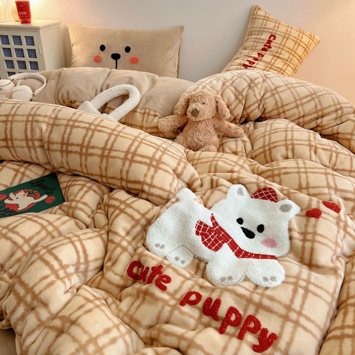 91家纺网 家纺一手货源 找家纺 盼季家纺 2025新款卡通毛巾绣牛奶绒保暖四件套 牛奶绒毛巾绣-围巾狗狗