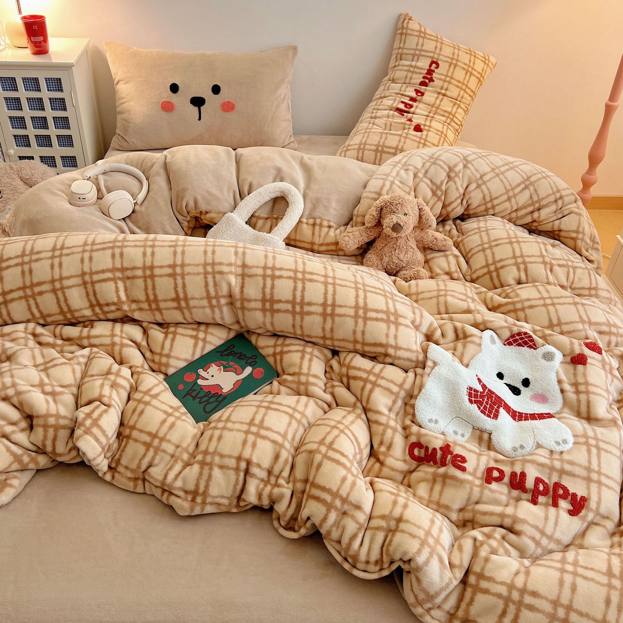 91家纺网 家纺一手货源 找家纺 盼季家纺 2025新款卡通毛巾绣牛奶绒保暖四件套 牛奶绒毛巾绣-围巾狗狗