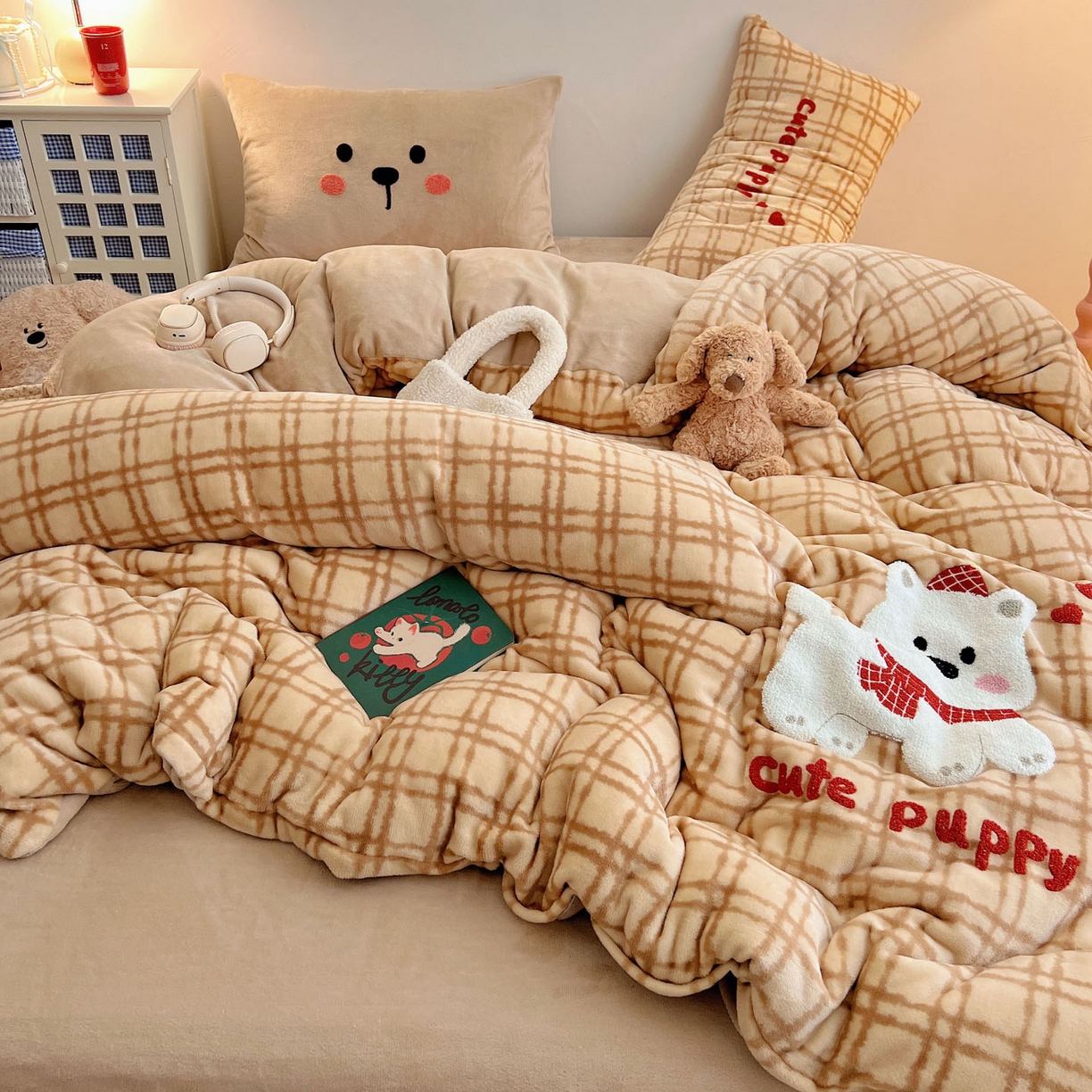 91家纺网 家纺一手货源 找家纺 盼季家纺 2025新款卡通毛巾绣牛奶绒保暖四件套 牛奶绒毛巾绣-围巾狗狗