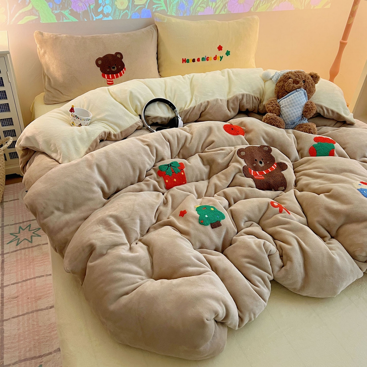 盼季家纺 2025新款卡通毛巾绣牛奶绒保暖四件套 牛奶绒毛巾绣-小熊聚会