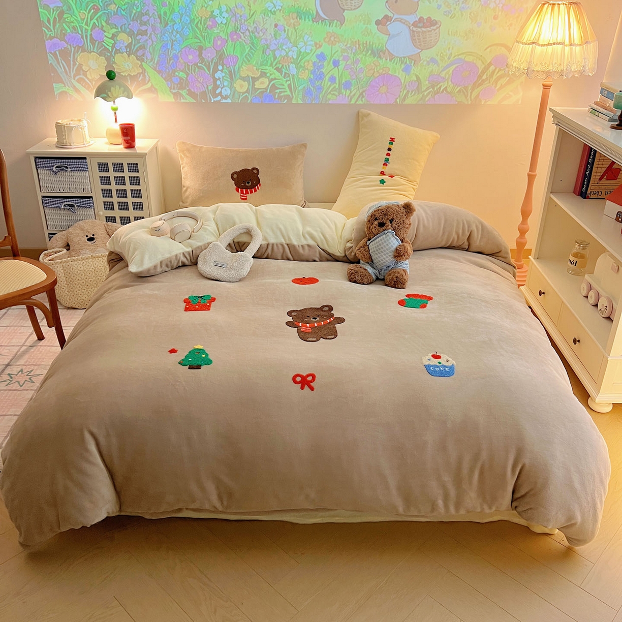 91家纺网 家纺一手货源 找家纺 盼季家纺 2025新款卡通毛巾绣牛奶绒保暖四件套 牛奶绒毛巾绣-小熊聚会