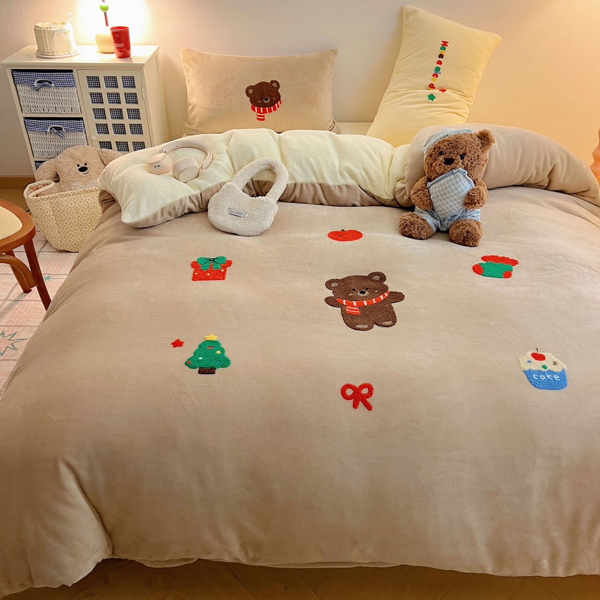 91家纺网 家纺一手货源 找家纺 盼季家纺 2025新款卡通毛巾绣牛奶绒保暖四件套 牛奶绒毛巾绣-小熊聚会