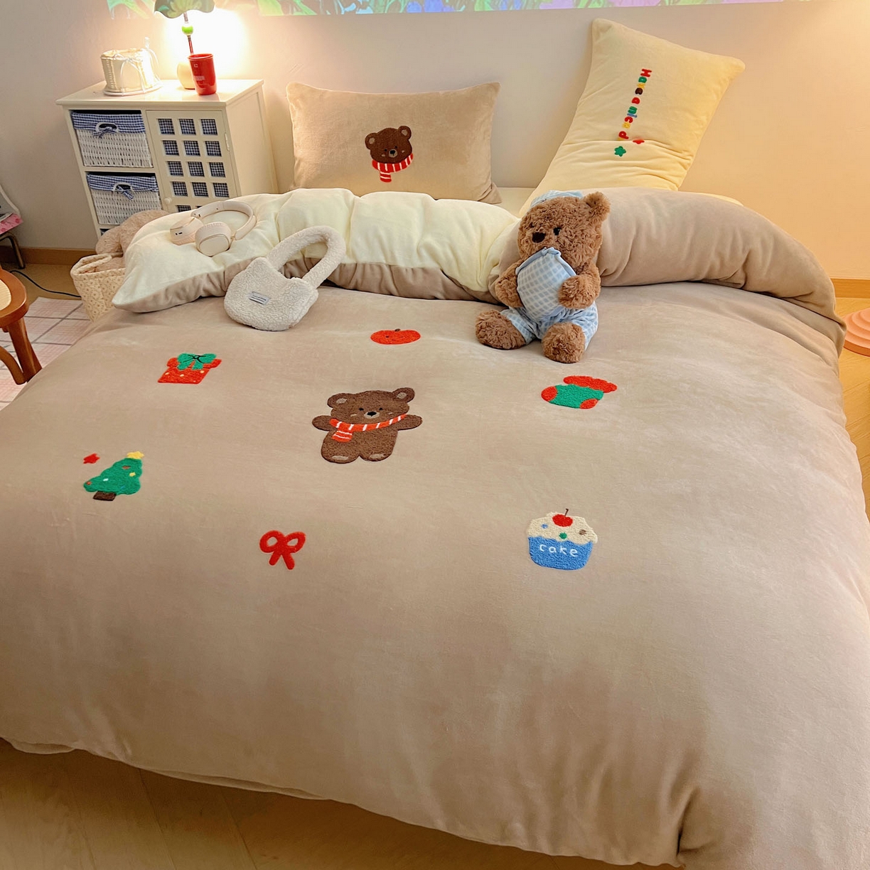 91家纺网 家纺一手货源 找家纺 盼季家纺 2025新款卡通毛巾绣牛奶绒保暖四件套 牛奶绒毛巾绣-小熊聚会