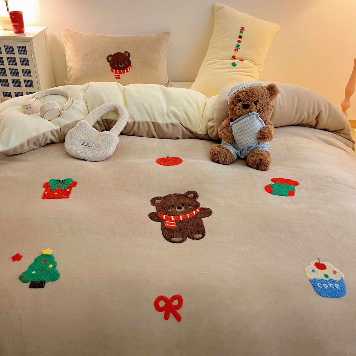 91家纺网 家纺一手货源 找家纺 盼季家纺 2025新款卡通毛巾绣牛奶绒保暖四件套 牛奶绒毛巾绣-小熊聚会