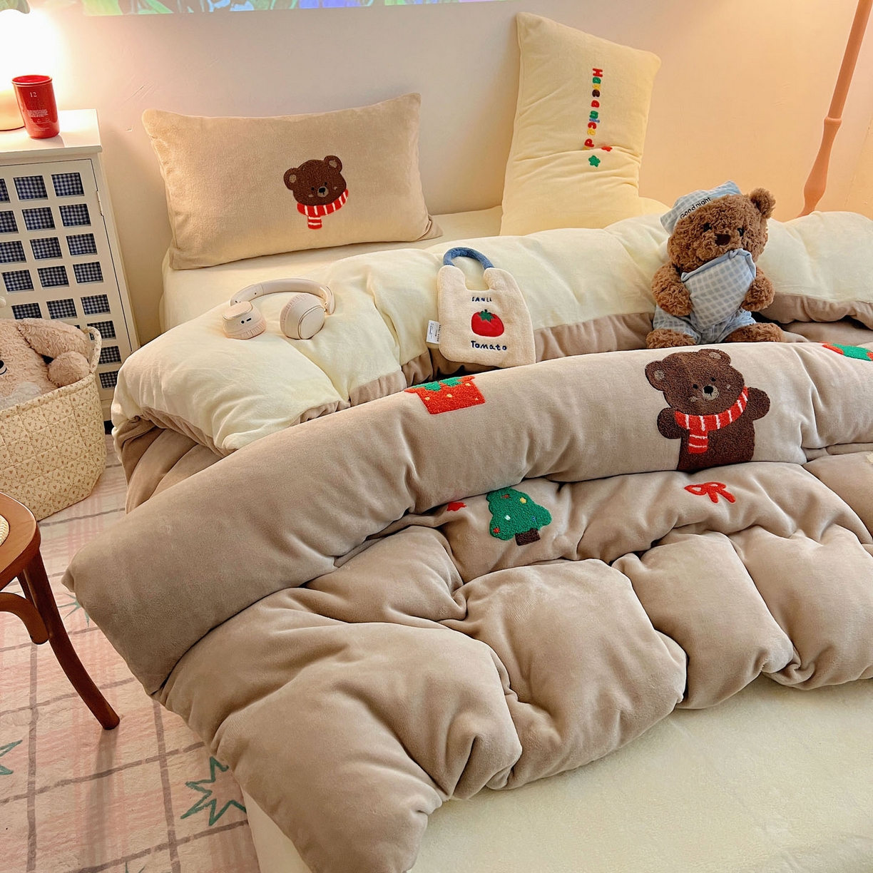 91家纺网 家纺一手货源 找家纺 盼季家纺 2025新款卡通毛巾绣牛奶绒保暖四件套 牛奶绒毛巾绣-小熊聚会