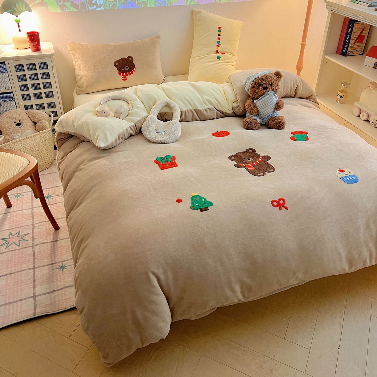 91家纺网 家纺一手货源 找家纺 盼季家纺 2025新款卡通毛巾绣牛奶绒保暖四件套 牛奶绒毛巾绣-小熊聚会