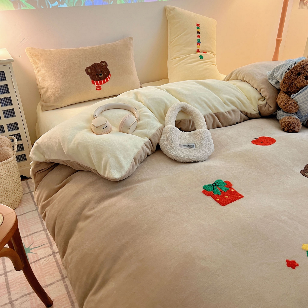 91家纺网 家纺一手货源 找家纺 盼季家纺 2025新款卡通毛巾绣牛奶绒保暖四件套 牛奶绒毛巾绣-小熊聚会