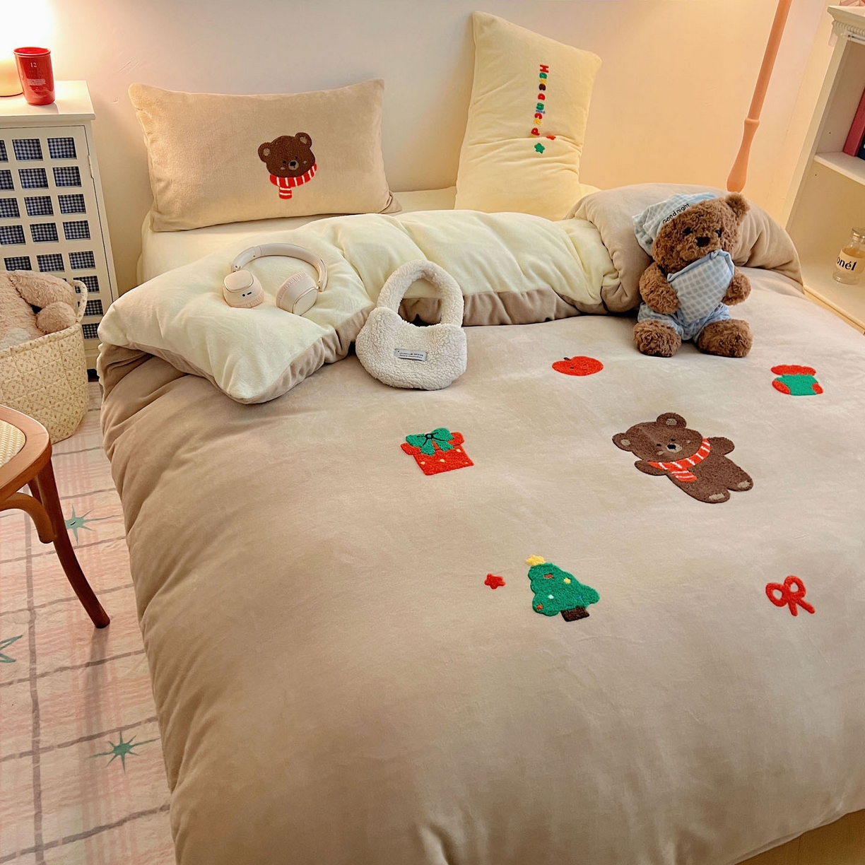 91家纺网 家纺一手货源 找家纺 盼季家纺 2025新款卡通毛巾绣牛奶绒保暖四件套 牛奶绒毛巾绣-小熊聚会