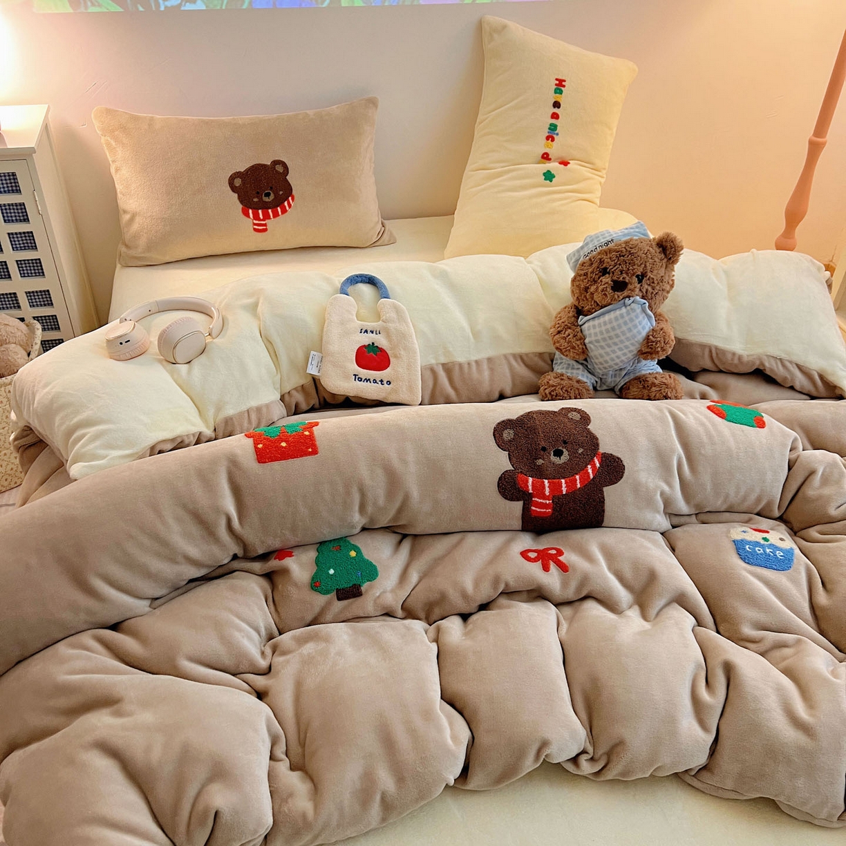 91家纺网 家纺一手货源 找家纺 盼季家纺 2025新款卡通毛巾绣牛奶绒保暖四件套 牛奶绒毛巾绣-小熊聚会