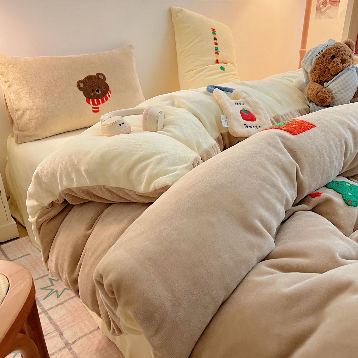 91家纺网 家纺一手货源 找家纺 盼季家纺 2025新款卡通毛巾绣牛奶绒保暖四件套 牛奶绒毛巾绣-小熊聚会