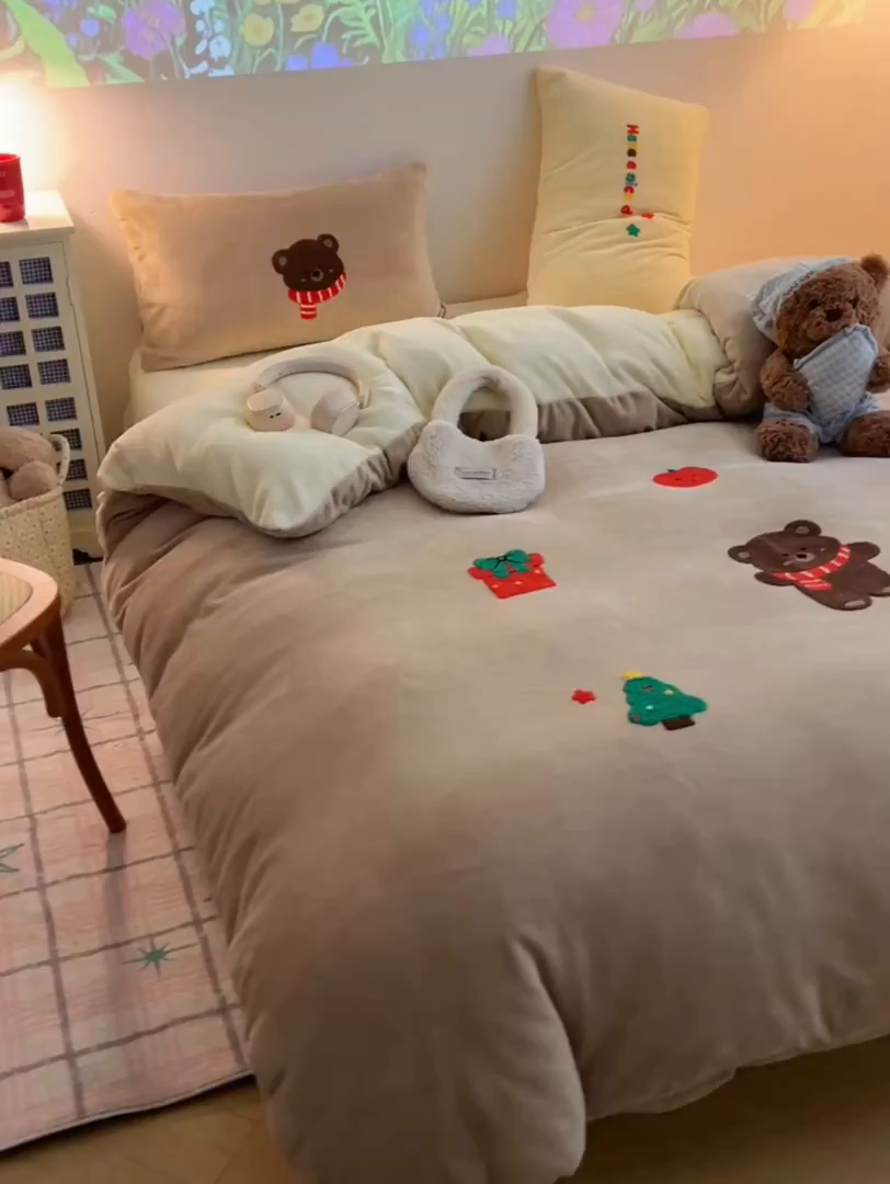 91家纺网 家纺一手货源 找家纺 盼季家纺 2025新款卡通毛巾绣牛奶绒保暖四件套 牛奶绒毛巾绣-小熊聚会