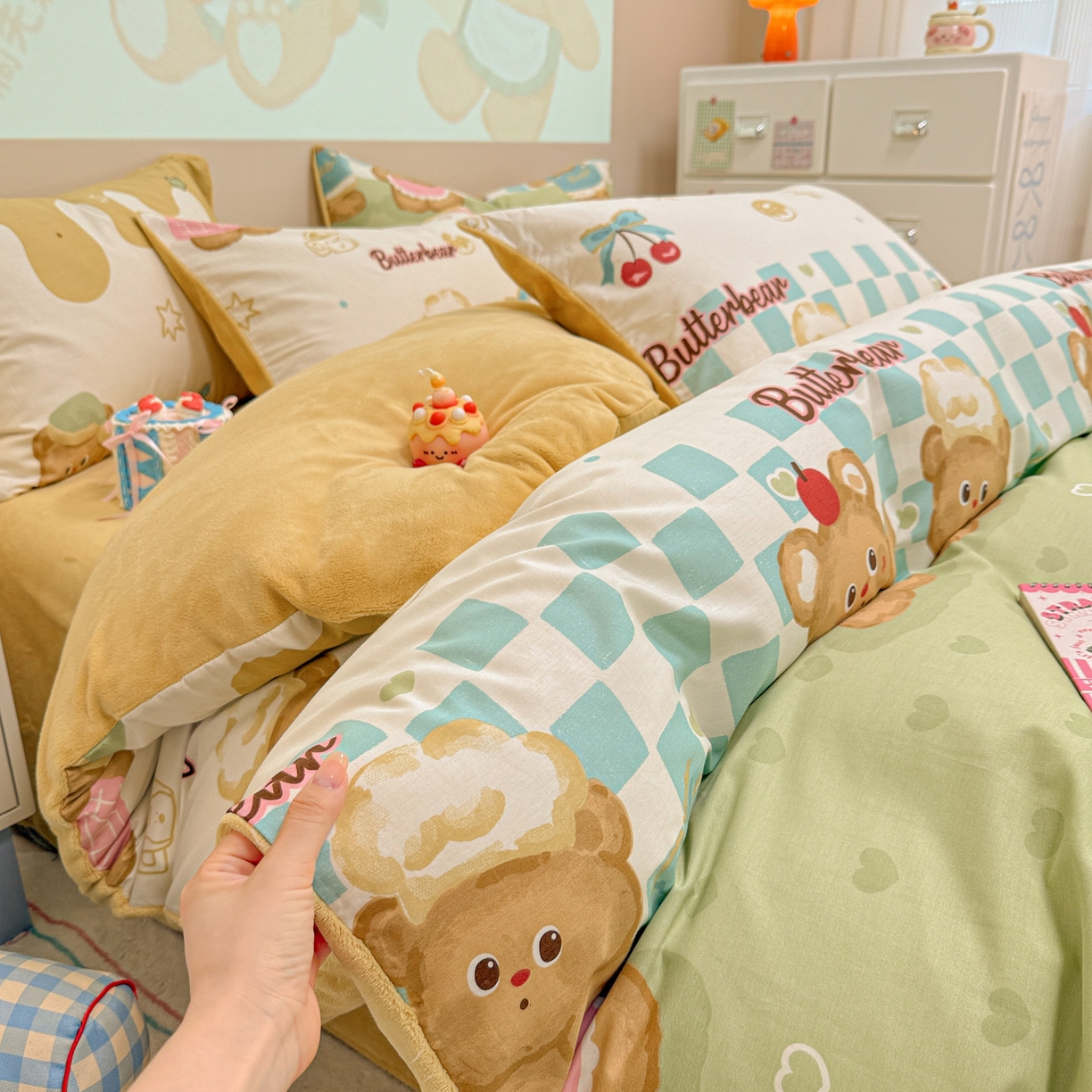 91家纺网 家纺一手货源 找家纺 呗旺鹿 2025新款卡通棉+牛奶绒四件套系列 奶油小熊