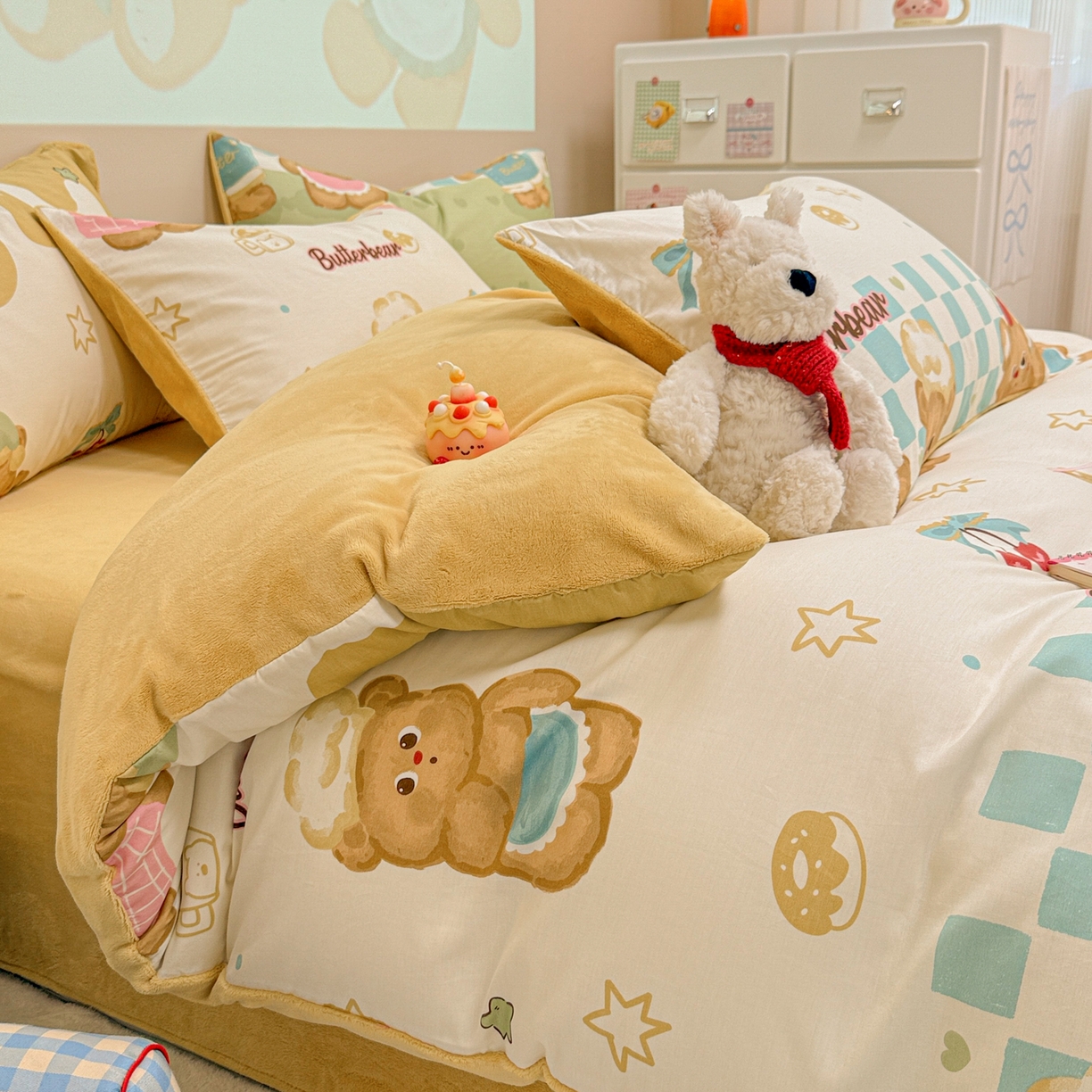 91家纺网 家纺一手货源 找家纺 呗旺鹿 2025新款卡通棉+牛奶绒四件套系列 奶油小熊