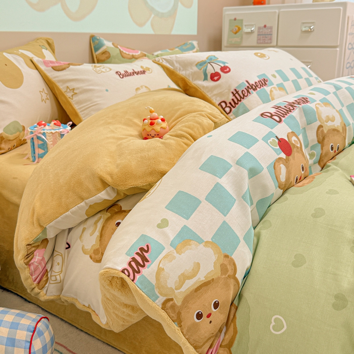 91家纺网 家纺一手货源 找家纺 呗旺鹿 2025新款卡通棉+牛奶绒四件套系列 奶油小熊