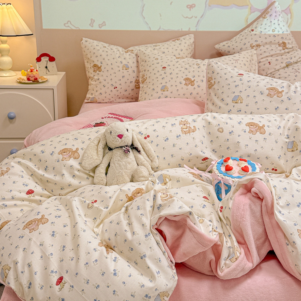 91家纺网 家纺一手货源 找家纺 呗旺鹿 2025新款卡通棉+牛奶绒四件套系列 蘑菇狗