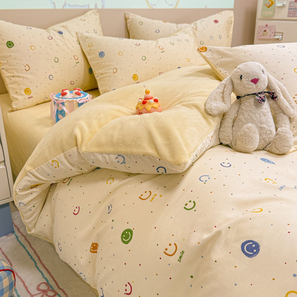 91家纺网 家纺一手货源 找家纺 呗旺鹿 2025新款卡通棉+牛奶绒四件套系列 多彩笑脸