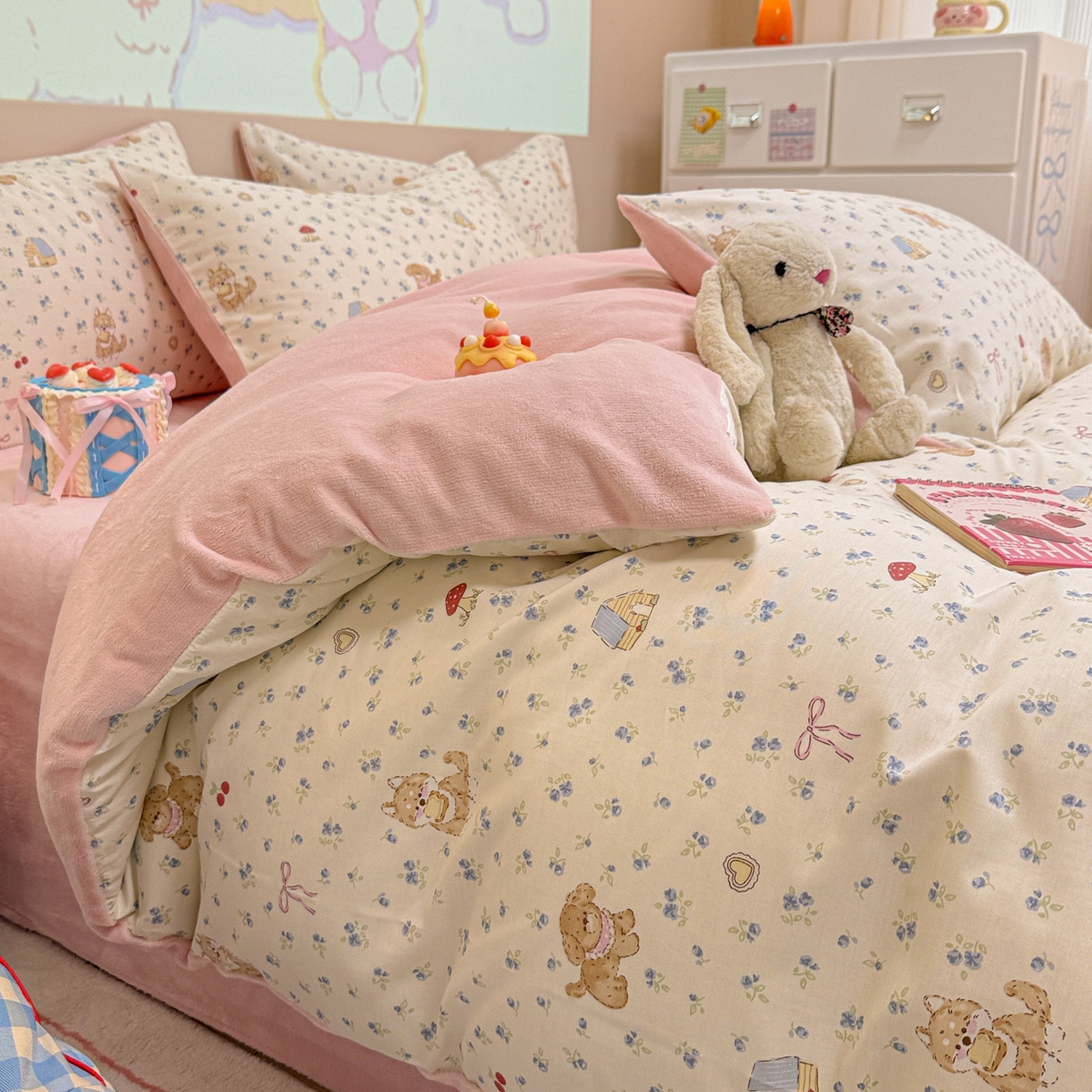 91家纺网 家纺一手货源 找家纺 呗旺鹿 2025新款卡通棉+牛奶绒四件套系列 蘑菇狗