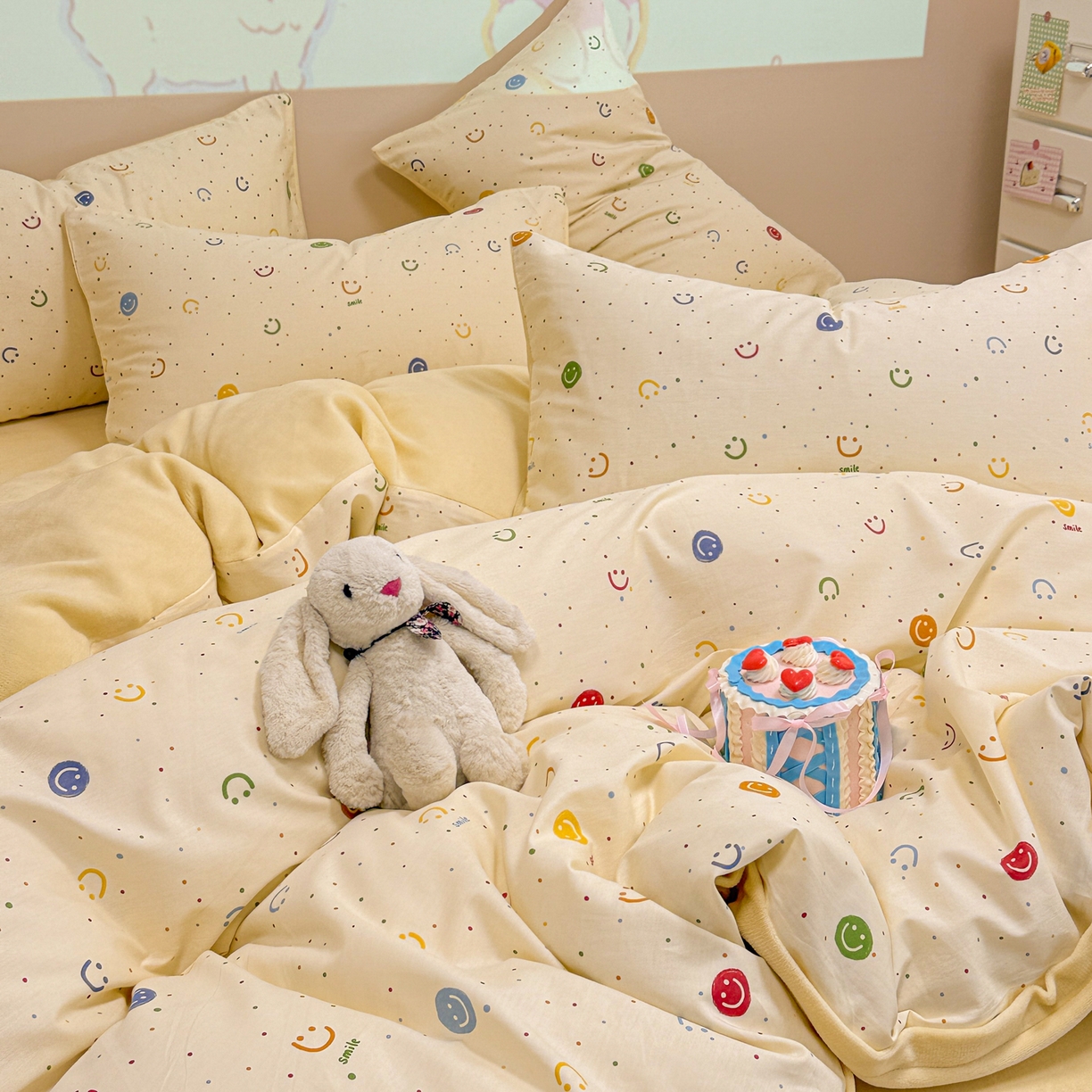 91家纺网 家纺一手货源 找家纺 呗旺鹿 2025新款卡通棉+牛奶绒四件套系列 多彩笑脸