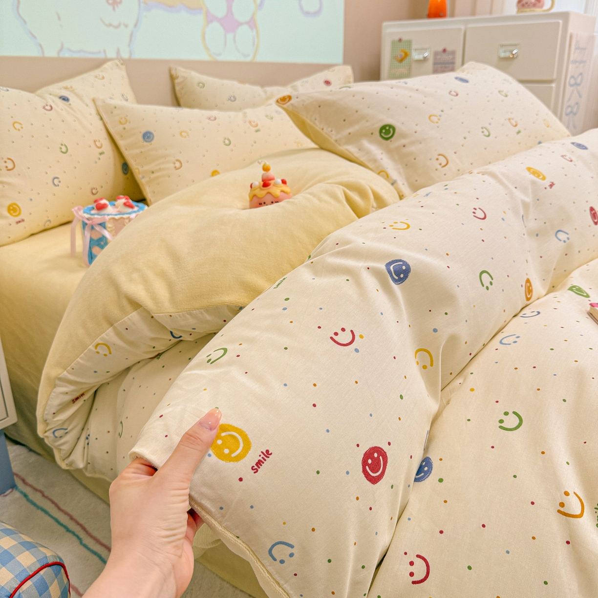 91家纺网 家纺一手货源 找家纺 呗旺鹿 2025新款卡通棉+牛奶绒四件套系列 多彩笑脸
