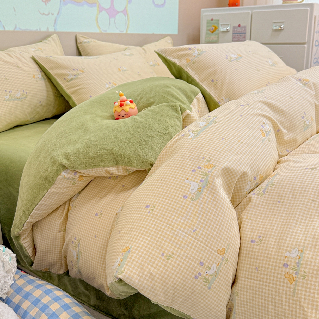 91家纺网 家纺一手货源 找家纺 呗旺鹿 2025新款卡通棉+牛奶绒四件套系列 小萌鸭