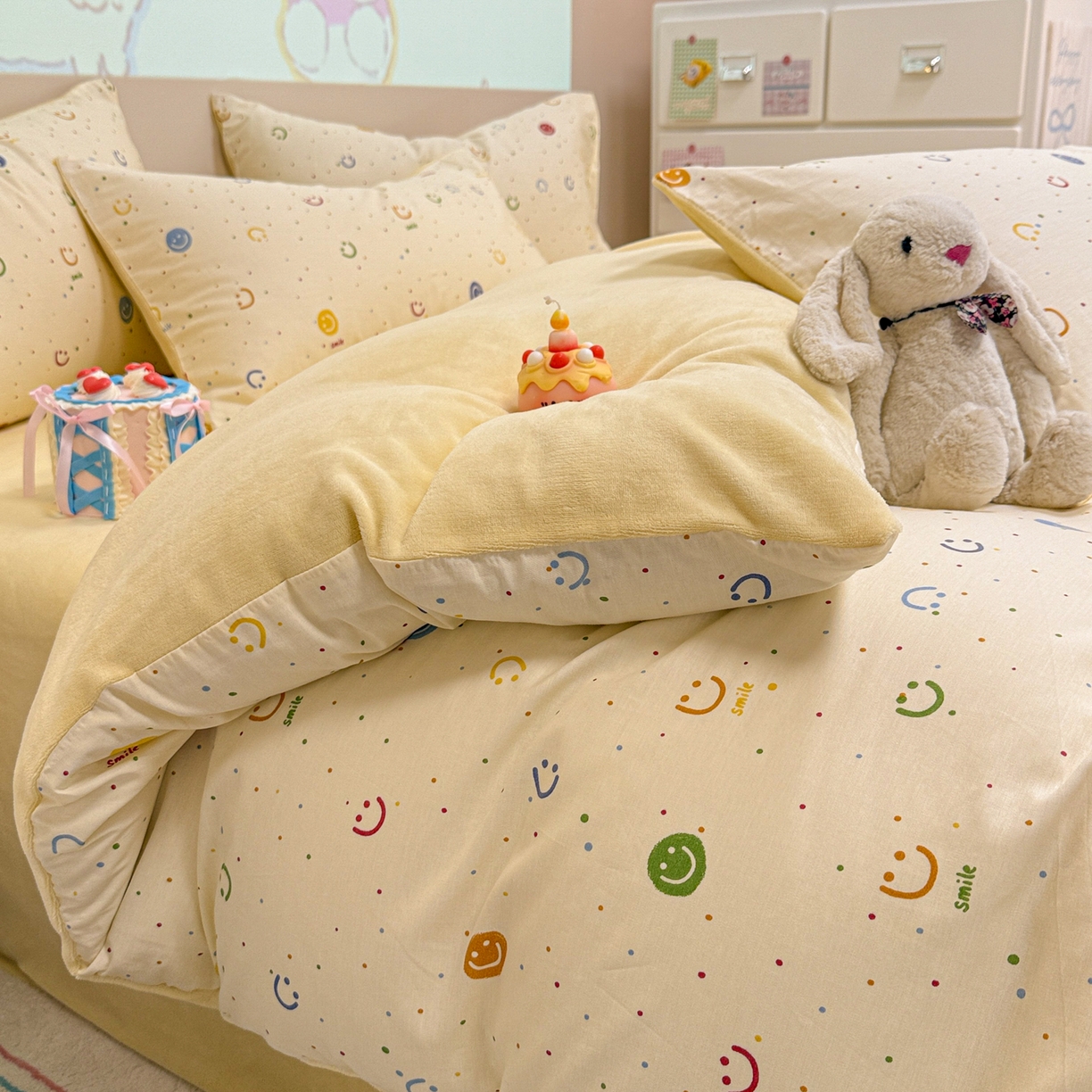 91家纺网 家纺一手货源 找家纺 呗旺鹿 2025新款卡通棉+牛奶绒四件套系列 多彩笑脸