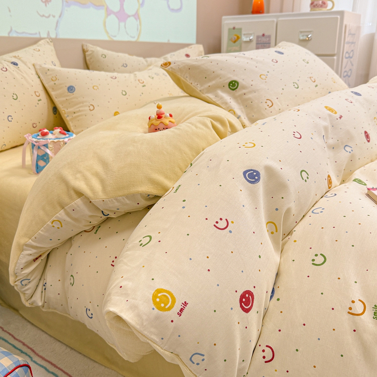 91家纺网 家纺一手货源 找家纺 呗旺鹿 2025新款卡通棉+牛奶绒四件套系列 多彩笑脸