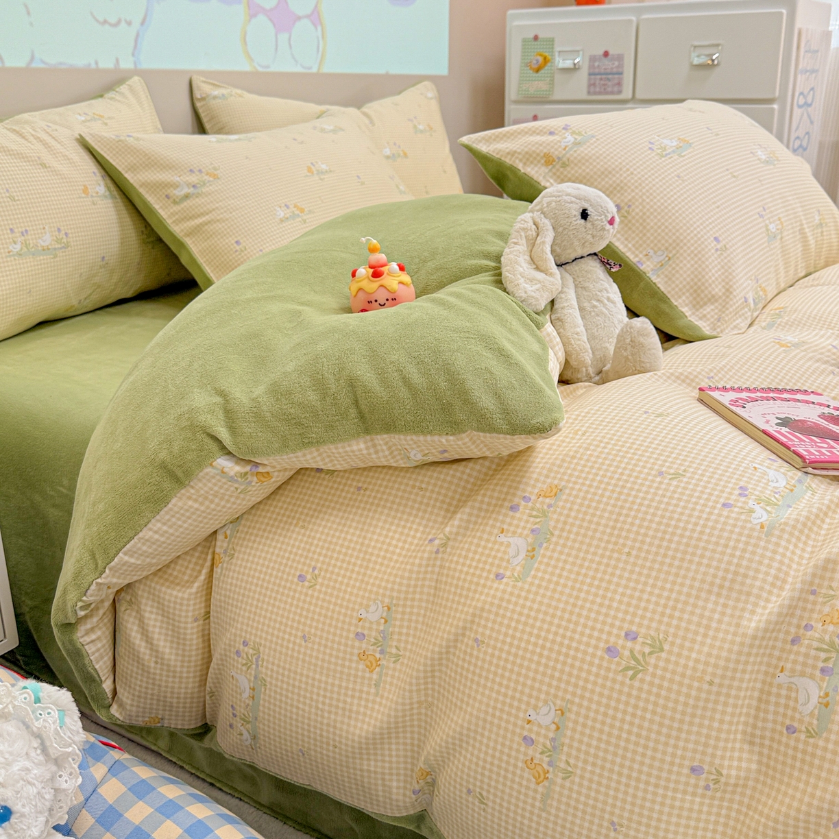 91家纺网 家纺一手货源 找家纺 呗旺鹿 2025新款卡通棉+牛奶绒四件套系列 小萌鸭