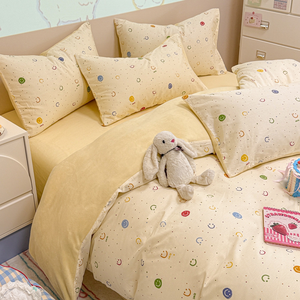 91家纺网 家纺一手货源 找家纺 呗旺鹿 2025新款卡通棉+牛奶绒四件套系列 多彩笑脸