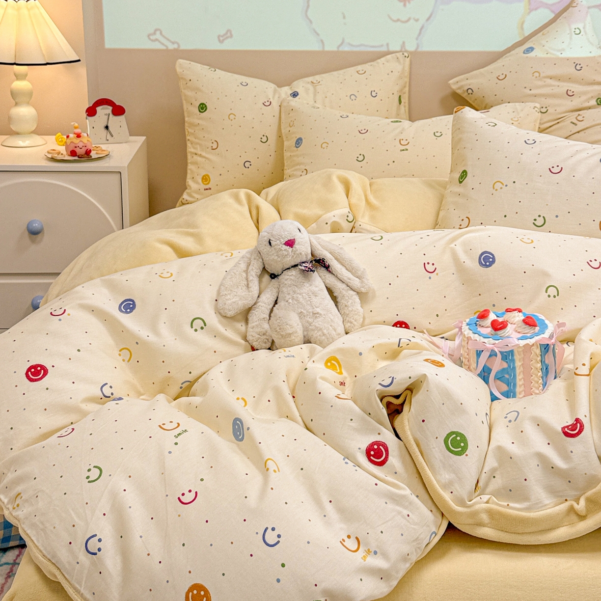91家纺网 家纺一手货源 找家纺 呗旺鹿 2025新款卡通棉+牛奶绒四件套系列 多彩笑脸