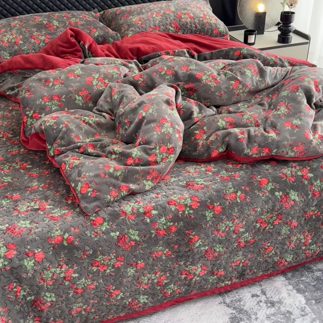 91家纺网 家纺一手货源 找家纺 添越家纺 2025新款简约款牛奶绒床盖四件套 花妖