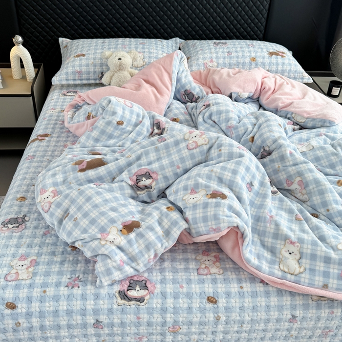 91家纺网 家纺一手货源 找家纺 添越家纺 2025新款简约款牛奶绒床盖四件套 萌趣乐园