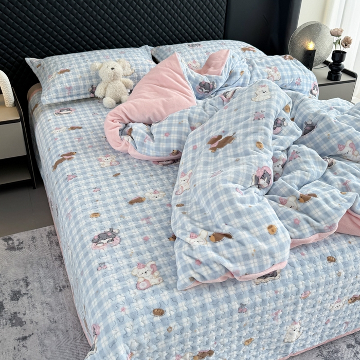 91家纺网 家纺一手货源 找家纺 添越家纺 2025新款简约款牛奶绒床盖四件套 萌趣乐园