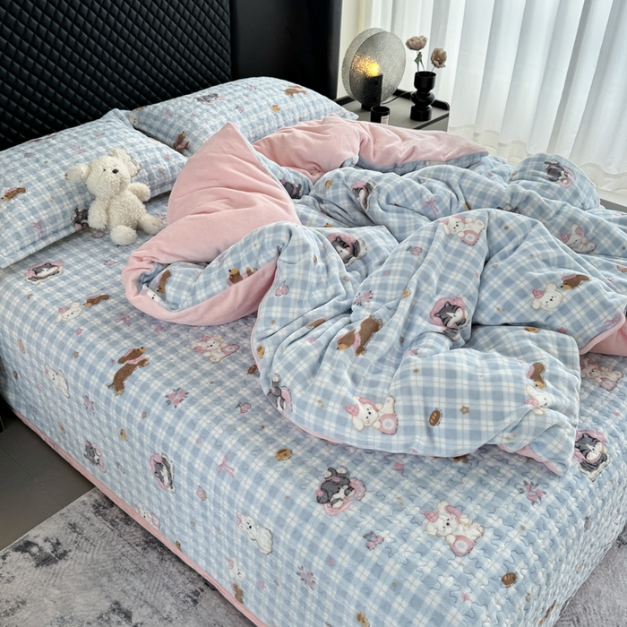 91家纺网 家纺一手货源 找家纺 添越家纺 2025新款简约款牛奶绒床盖四件套 萌趣乐园