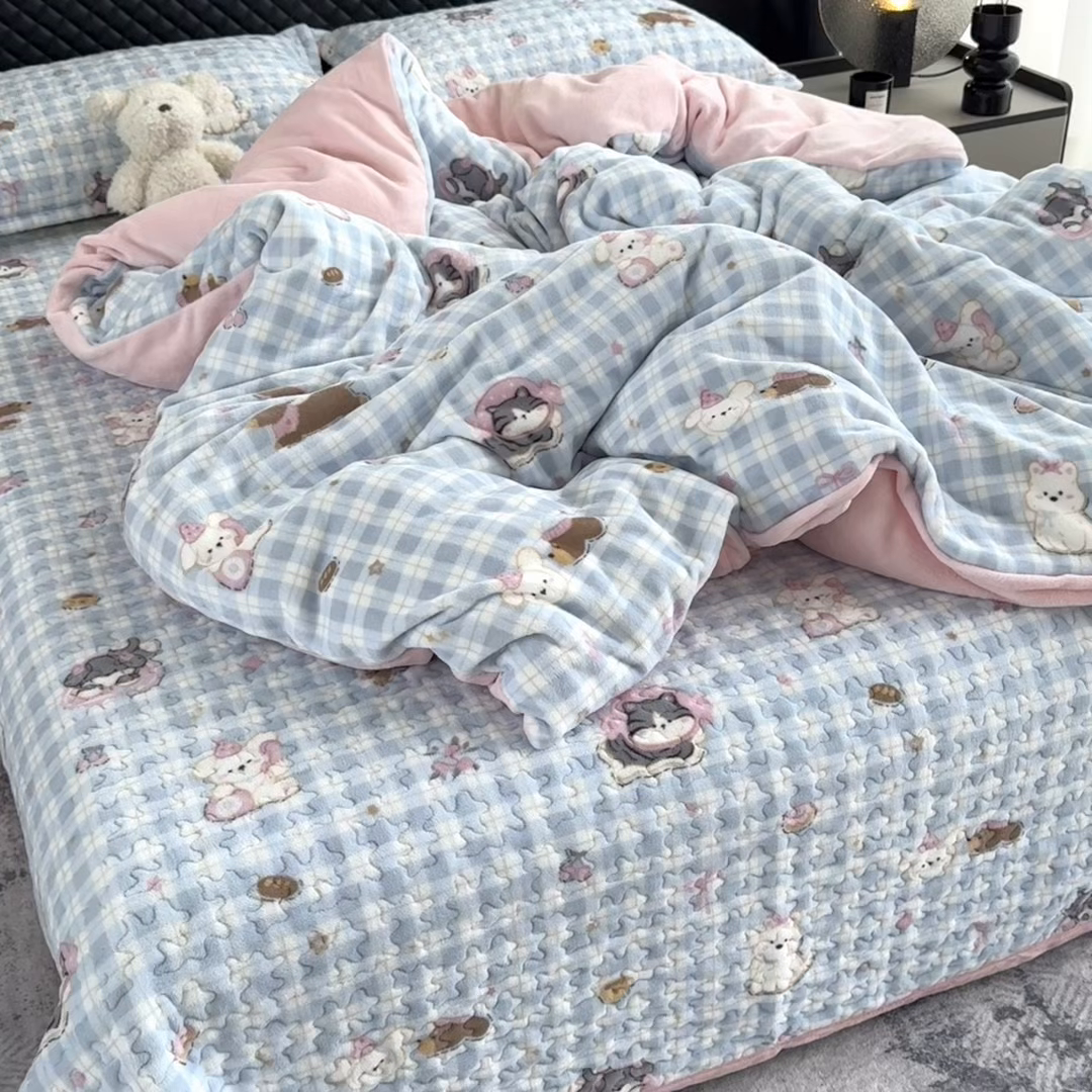 91家纺网 家纺一手货源 找家纺 添越家纺 2025新款简约款牛奶绒床盖四件套 萌趣乐园