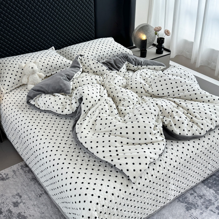 91家纺网 家纺一手货源 找家纺 添越家纺 2025新款简约款牛奶绒床盖四件套  小波点