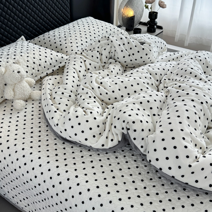 91家纺网 家纺一手货源 找家纺 添越家纺 2025新款简约款牛奶绒床盖四件套  小波点