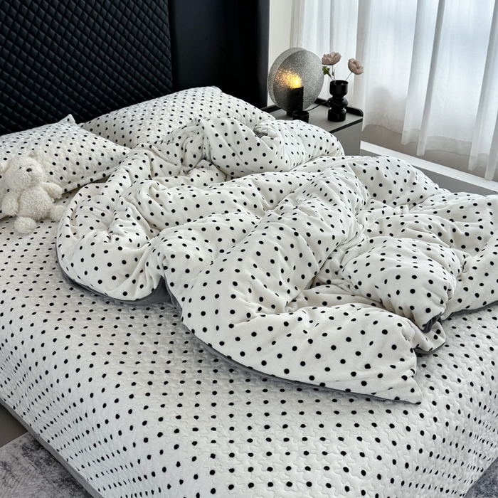 91家纺网 家纺一手货源 找家纺 添越家纺 2025新款简约款牛奶绒床盖四件套  小波点