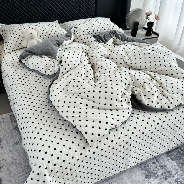 91家纺网 家纺一手货源 找家纺 添越家纺 2025新款简约款牛奶绒床盖四件套  小波点