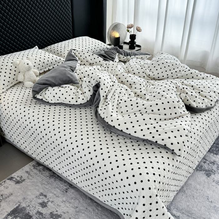 91家纺网 家纺一手货源 找家纺 添越家纺 2025新款简约款牛奶绒床盖四件套  小波点