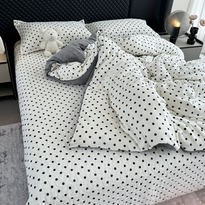 91家纺网 家纺一手货源 找家纺 添越家纺 2025新款简约款牛奶绒床盖四件套  小波点