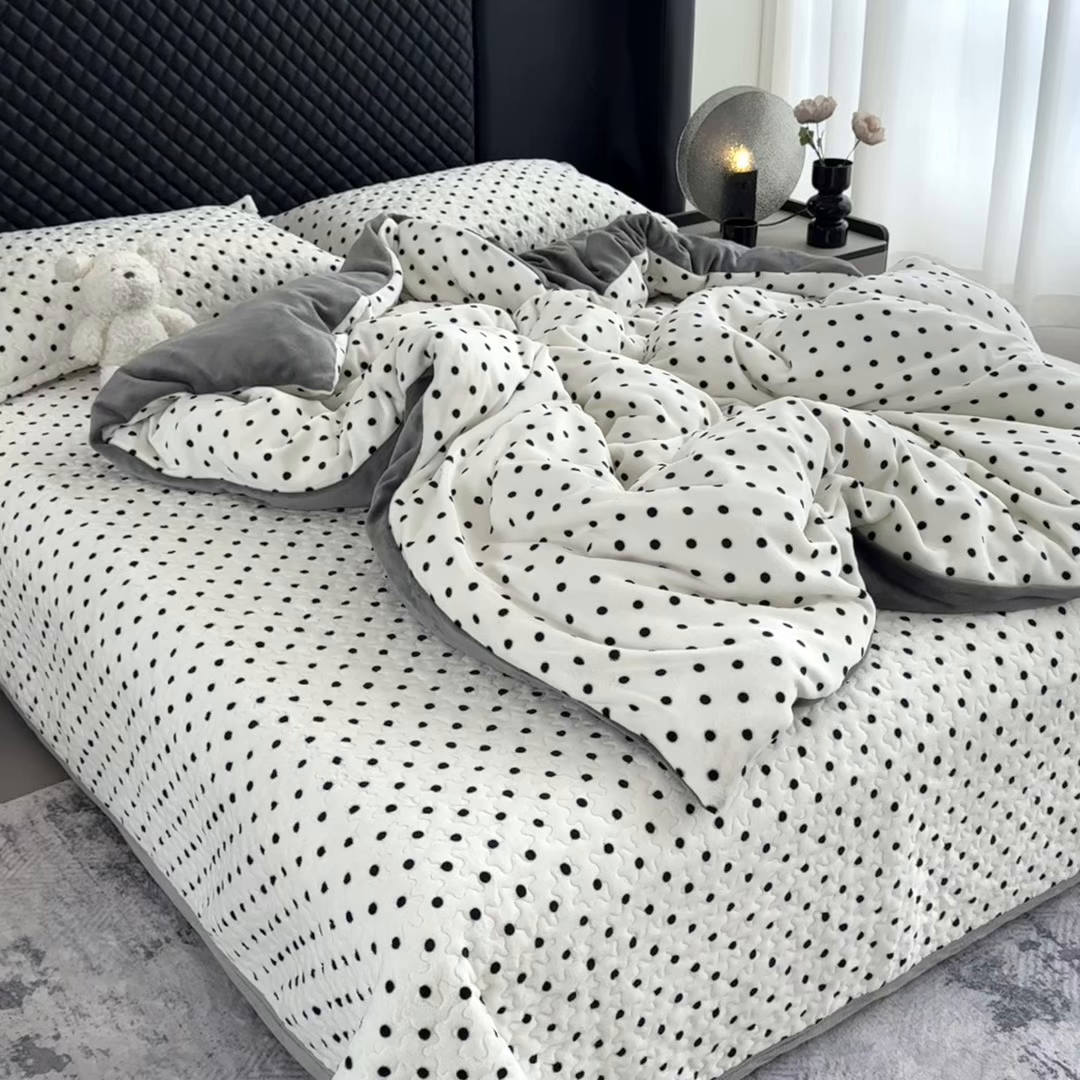 91家纺网 家纺一手货源 找家纺 添越家纺 2025新款简约款牛奶绒床盖四件套  小波点