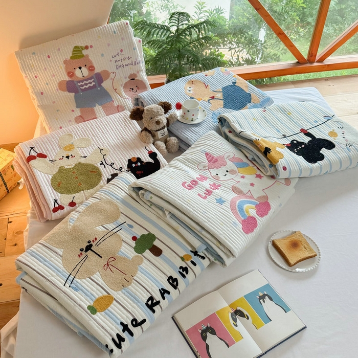 91家纺网 家纺一手货源 找家纺 （总）鑫喜莱家纺 2025新款A版纯棉B版牛奶绒床盖毛巾绣系列单件床褥垫软床垫床盖